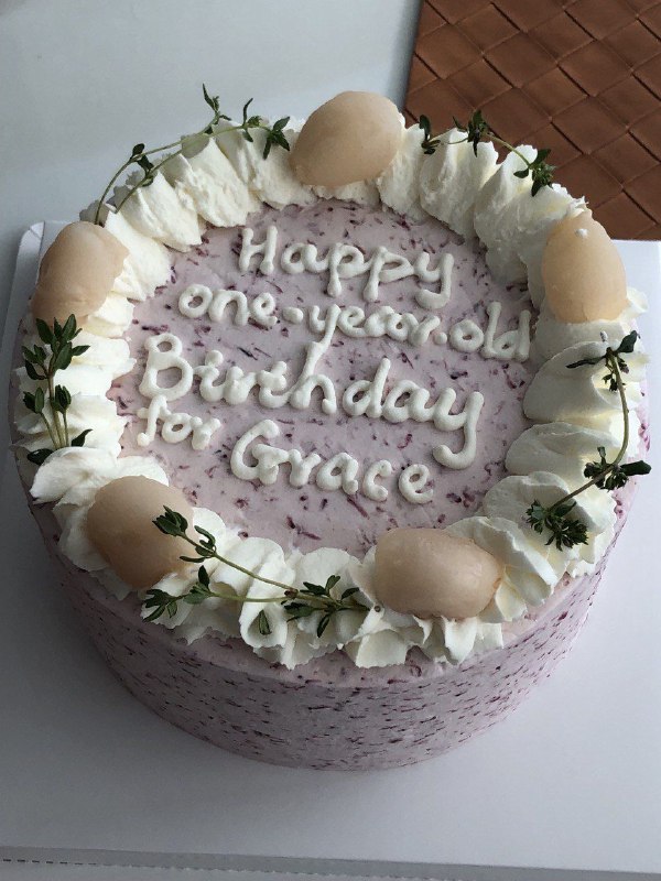 小宝第一个生日快乐！怎么你最爱吃的不是蛋糕，是纸？！小宝第一个生日快乐！怎么你最爱吃的不是蛋糕，是纸？！