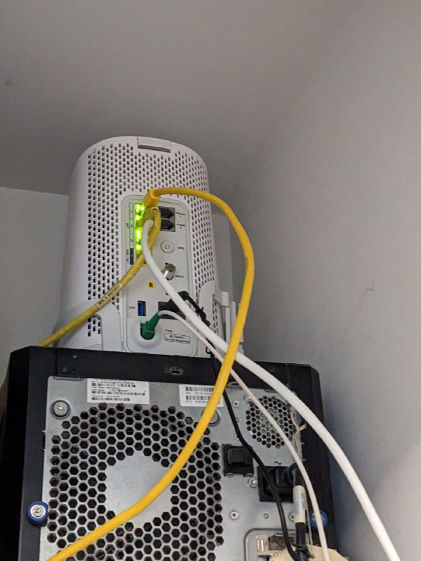 Telus换的新路由器真的好大，完全没法塞进配电箱